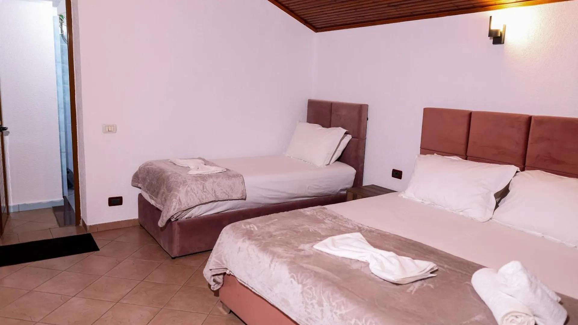 Family Home Tirana 0*,  Albanie
